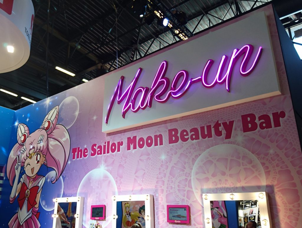 Pour les coquettes, un stand make-up Sailor Moon avec une boutique! (les produits étaient très chers!)